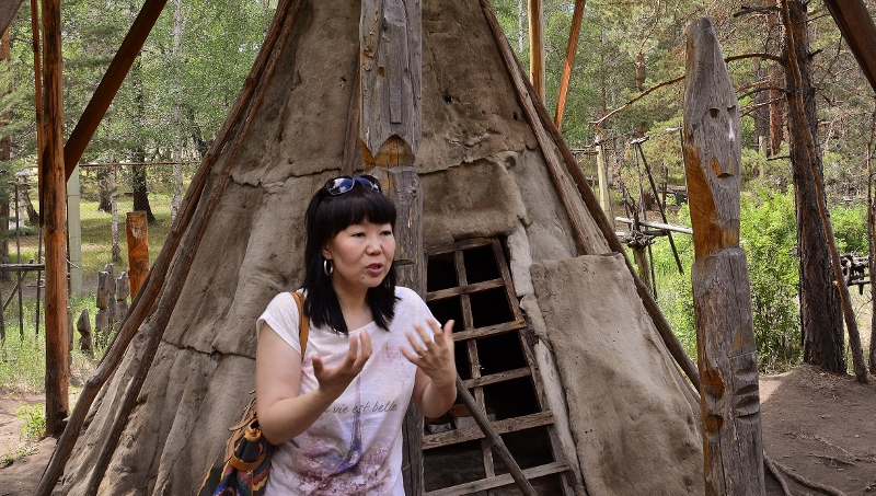Larissa vor der Schamanenh&uuml;tte