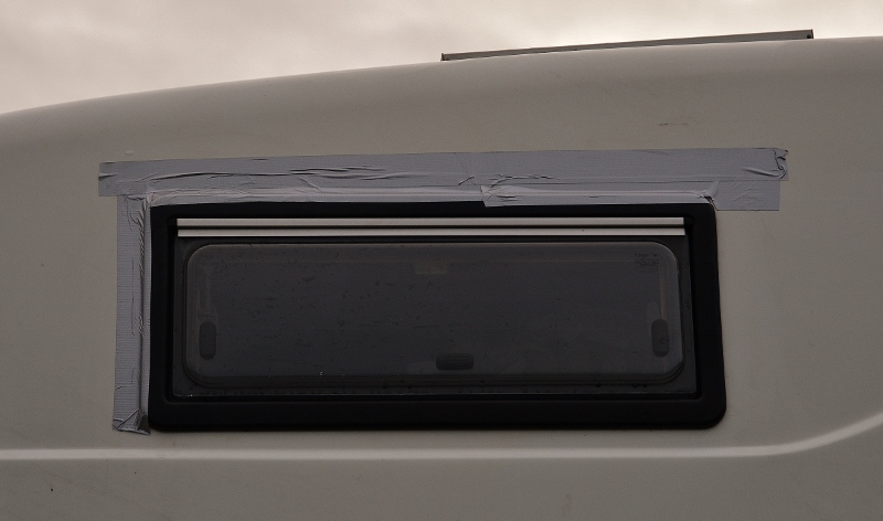 Wegen des vielen Regens muss ich mein Fenster abdichten, es hat durchgeregnet