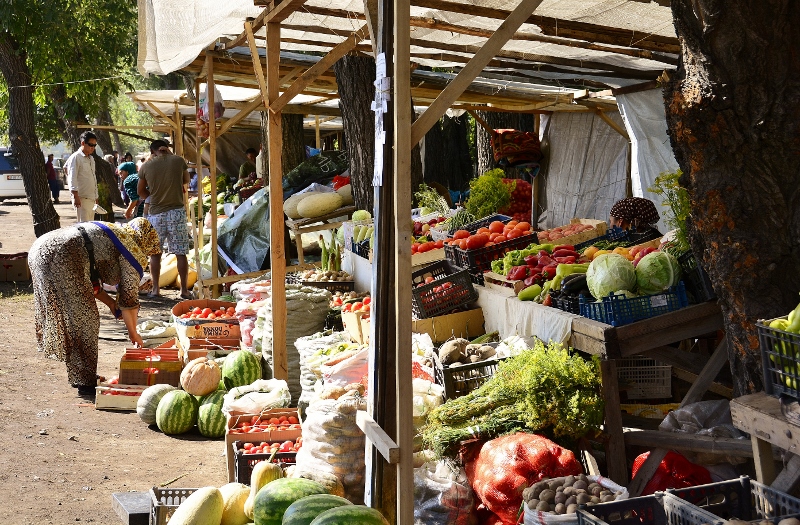 &Uuml;ppiges Gem&uuml;seangebot am Stra&szlig;enrand