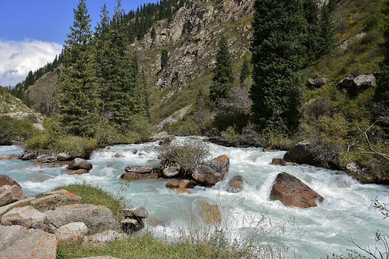 Wild sch&auml;umt der Tschong Ak-Suu ins Tal