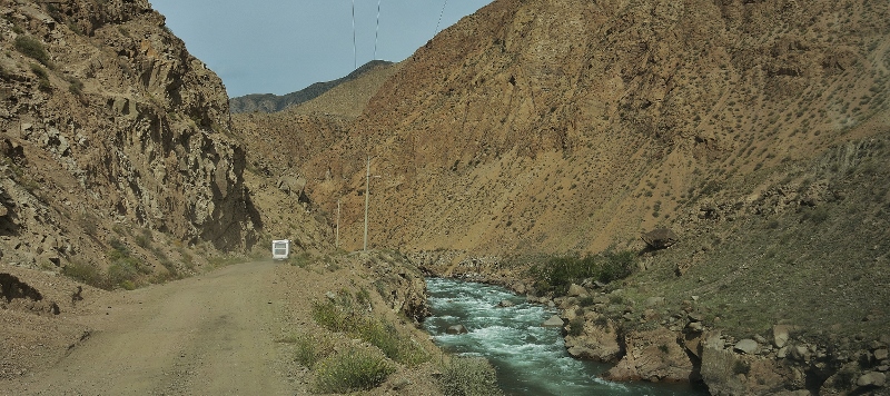 Fahrt durch schroffe Gebirgslandschaft