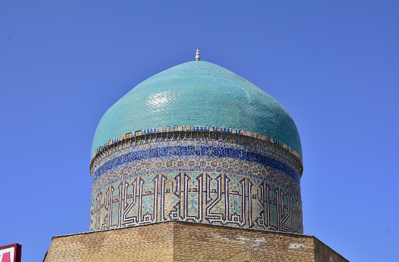 T&uuml;rkisfarben leuchtet die Kuppel der Grabmoschee