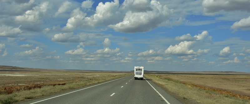 Fahrt durch die endlose Steppe