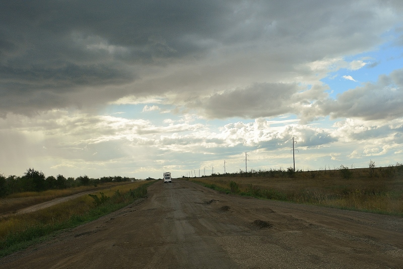 Eine &uuml;ble Piste f&uuml;hrt zur Grenze