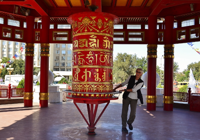 Die Gebetsm&uuml;hle ist riesengro&szlig; und schwer zu drehen