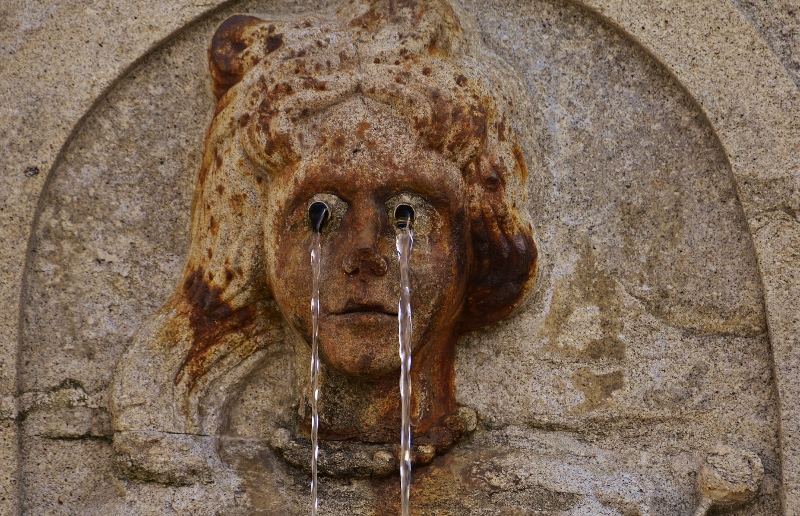 Aus Augen, Nase und Mund l&auml;uft den Figuren das Wasser