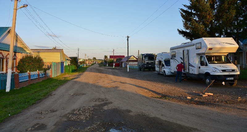 Auf dem Dorfplatz von Nishnie Yaki