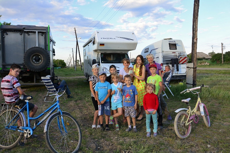 F&uuml;r die Dorfkinder sind wir die Attraktion dieses Sommertages