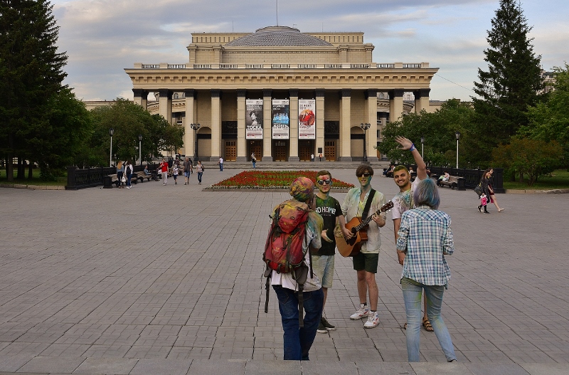 Die jungen Leute feiern heute das Holifest (vor der Oper)