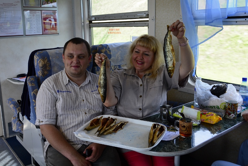 Im Zug k&ouml;nnen wir ger&auml;ucherten Omul kaufen