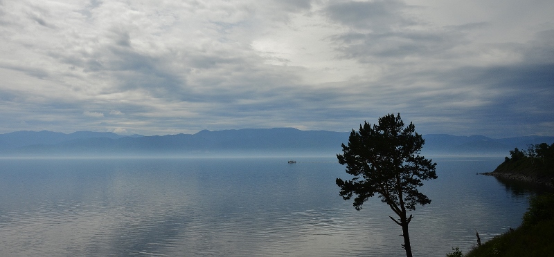 Der Baikalsee im Dunst