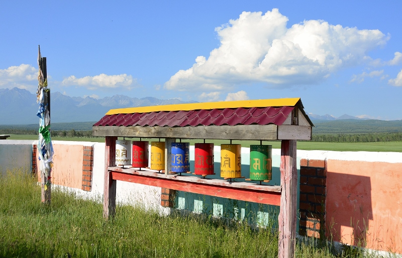 Gebetsm&uuml;hlen bei einem buddhistischen Tempel