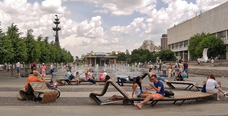 Die Leichtigkeit des Seins am Ufer der Moskwa