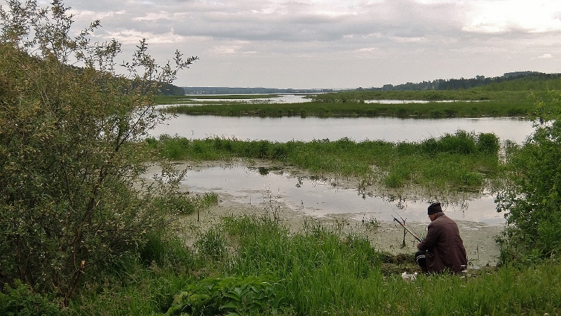 An einem Angelsee schlagen wir unser Nachtlager auf