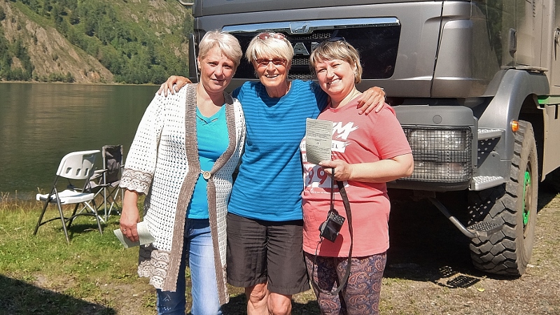 Olga und Irina bringen kleine Geschenke