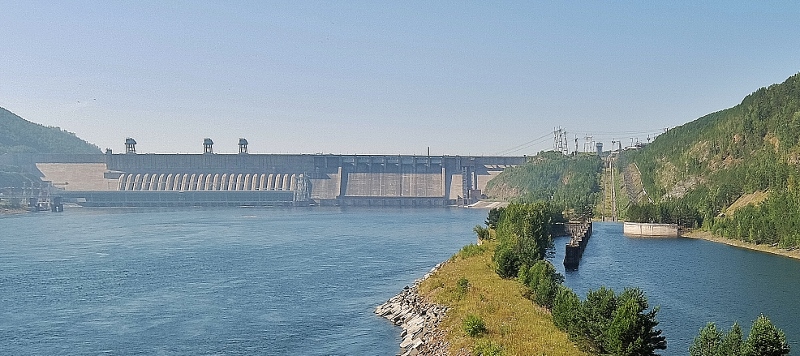 Staumauer und Schiffshebewerk