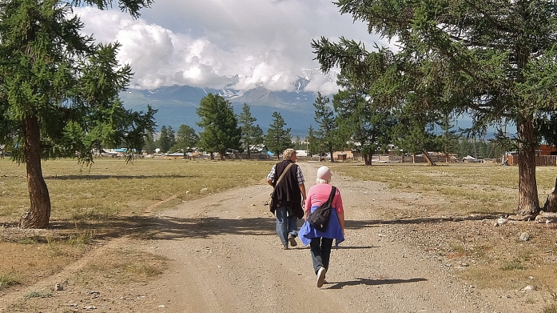 Wir laufen in den Ort Kuray hinein