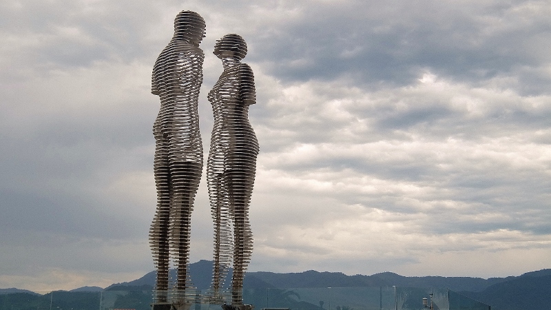 Die Ali und Nino-Figur ist beweglich und fasziniert uns