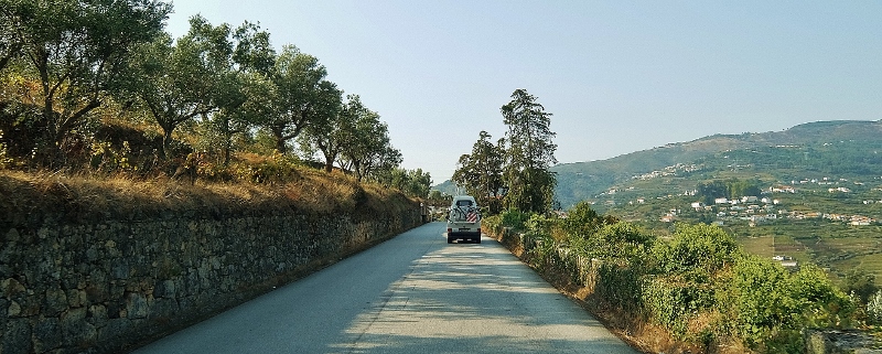 Fahrt durch urw&uuml;chsige Berglandschaft