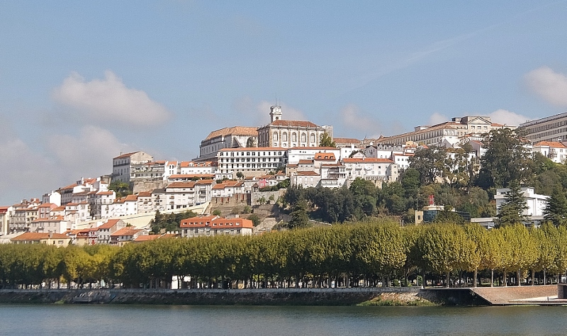 Die altehrw&uuml;rdige Universit&auml;t auf dem H&uuml;gel Alc&aacute;cova