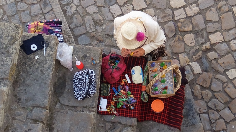 Die alte Dame verkauft Vogelstimmenpfeifen