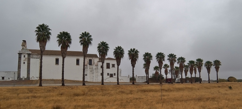 Kirche und Convent bei Monsaraz und 2 Caravans