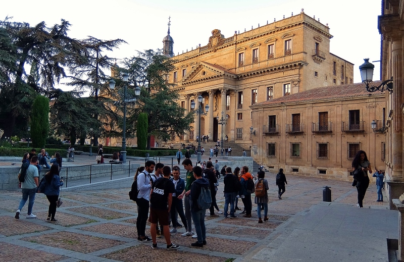 Auch am Abend herrscht vor der Universit&auml;t noch reges Leben
