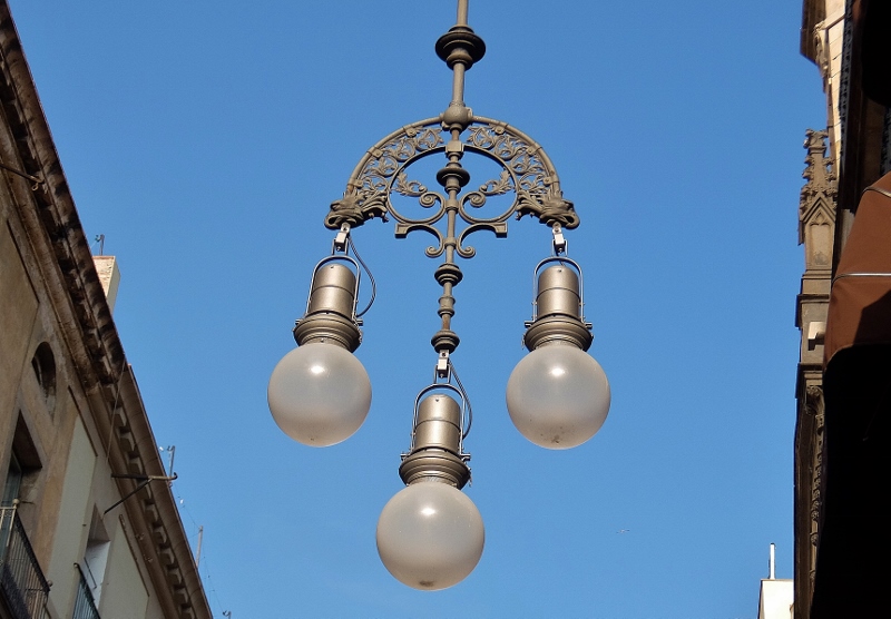 Auch Barecelonas Stra&szlig;enlaternen sind teilweise von Gaudi gestaltet